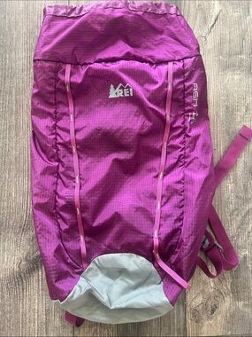REI Co-Op Flash 18 L Purple Packable Lightweight Hiking Daypack Backpack
Size M